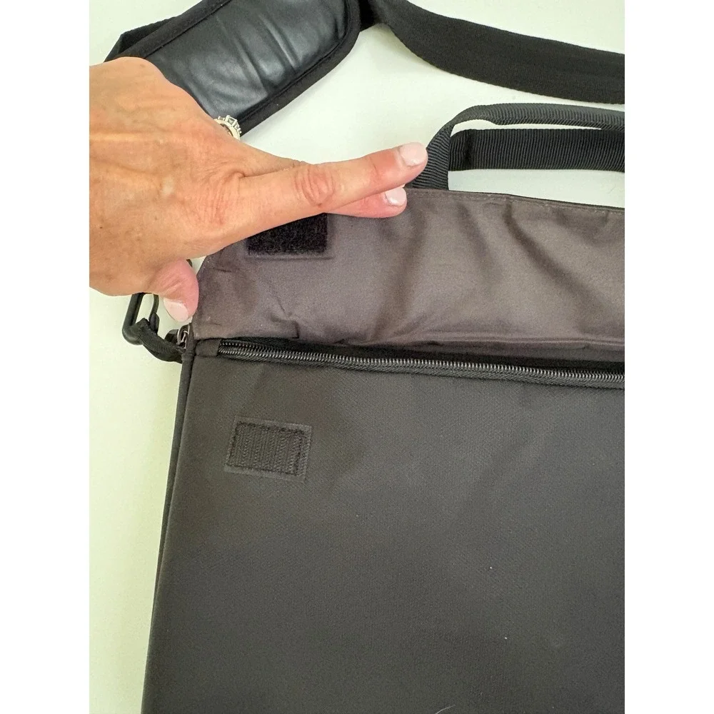 Case Logic Black Laptop Messenger Bag Briefcase Shoulder Strap Padded Mens